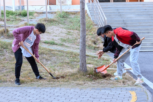 7学生体验松土(学通社记者 李佳怡 摄）.jpg