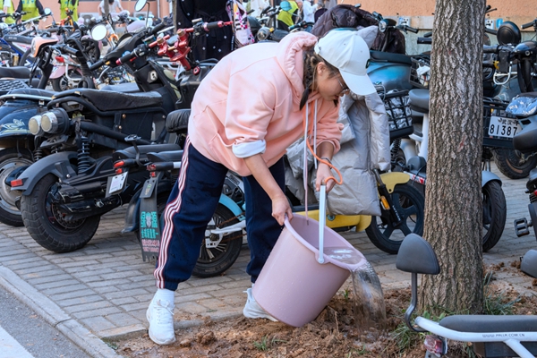 8浇水(学通社记者 李佳怡 摄).jpg