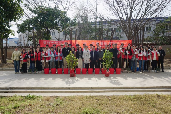 江苏科技大学物业中心开展“学雷锋纪念日”公益劳动活动3.jpg