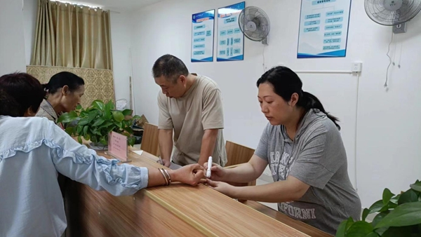 江西中医药大学：阳明校区后勤管理中心举办血压、血糖检测活动.jpg