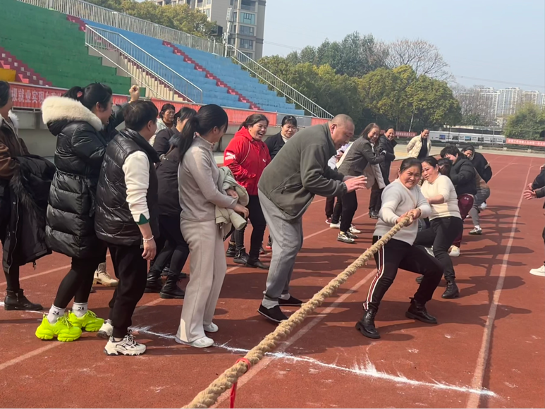 江西中医药大学：“妇女争贡献，共筑中国梦”迎“三八”妇女节趣味拔河比赛1.png