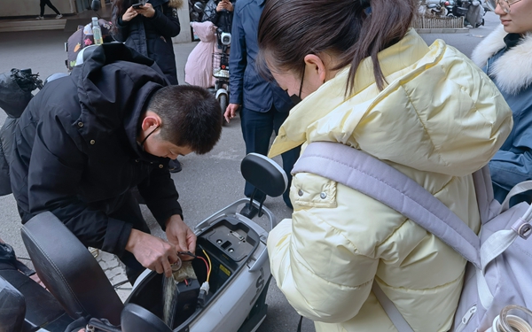 对车辆电池状态进行查看检修.jpg