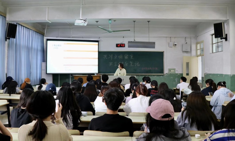 江苏科技大学：公寓中心在梦溪校区开展学生宿舍卫生指导活动.jpg