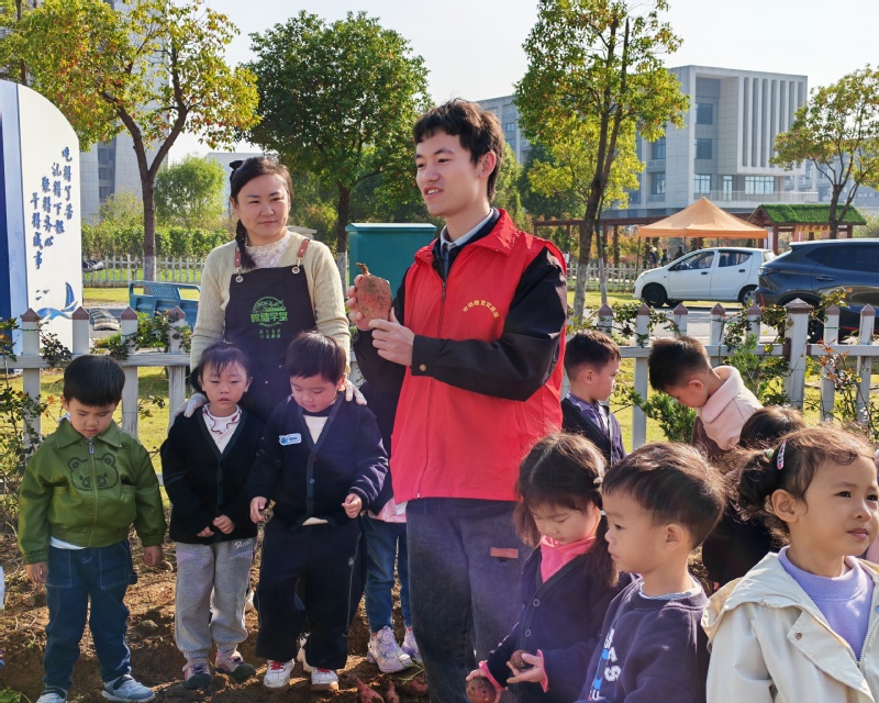 稼穑学堂三日劳动实践活动绘就协同育人新图景.jpg