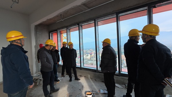 1766566583714634.jpg 2.朱毅峰一行检查在建学生公寓.JPG