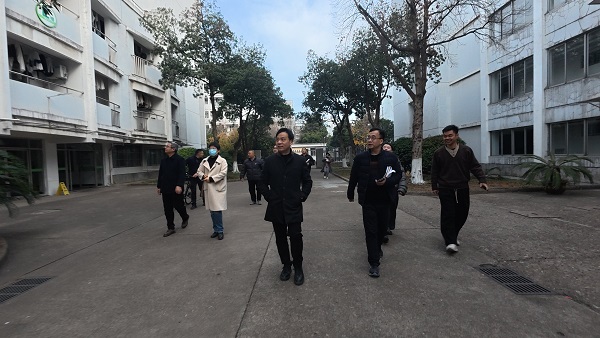 1766566588624961.jpg 3.朱毅峰一行检查学生社区.JPG