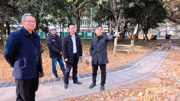 1766566600233051.jpg 6.朱毅峰一行检查校园景观提升工程.JPG