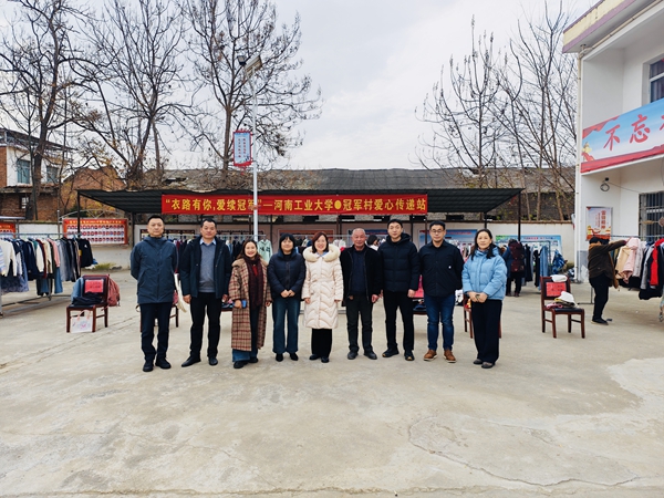 1767664904517136.jpg 爱心传递站现场.jpg