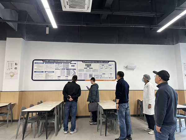 检查组一行检查就餐区.png