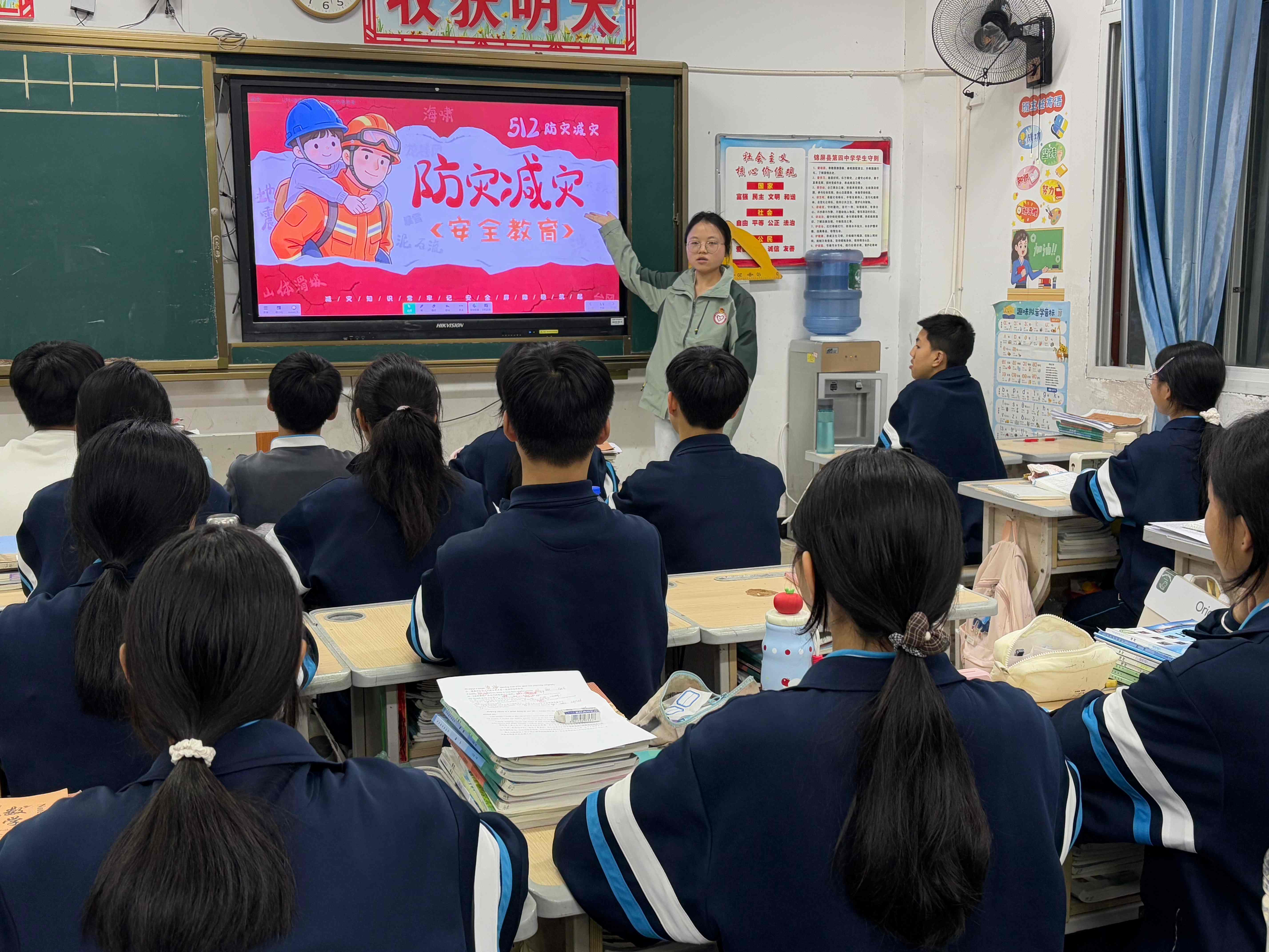 1. 成员进班进行宣讲.jpg
